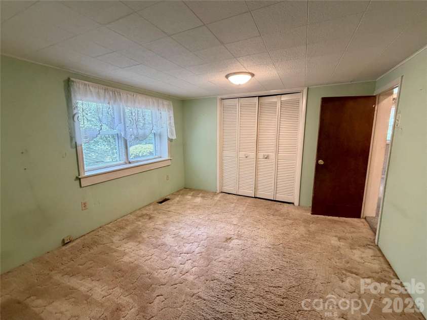5 Dewberry Drive, Hendersonville, NC 28792.  MLS# CAR4405580, YatesRealty ID 39567. 
