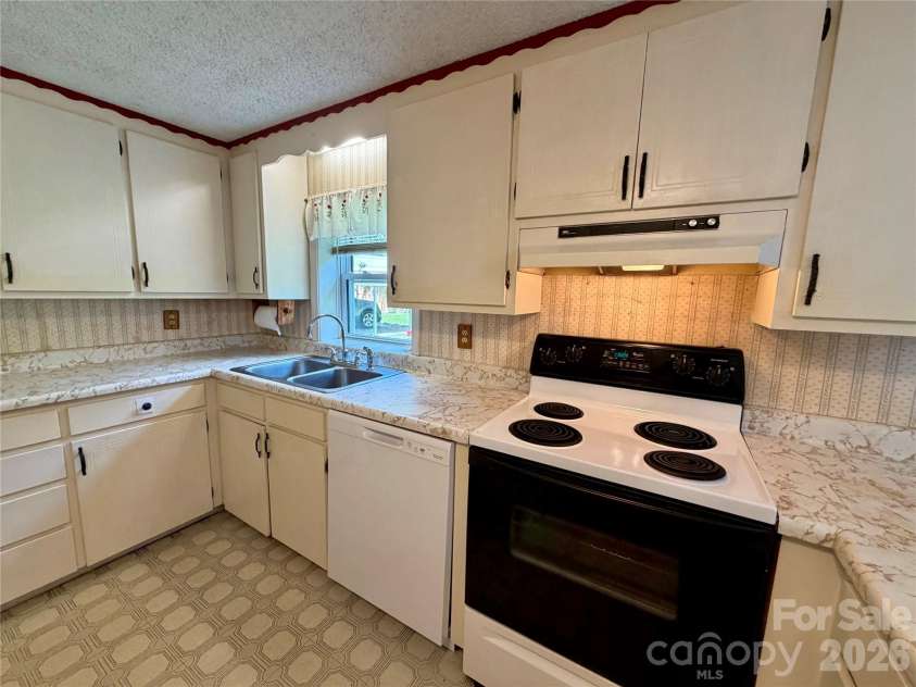 5 Dewberry Drive, Hendersonville, NC 28792.  MLS# CAR4405580, YatesRealty ID 39567. 