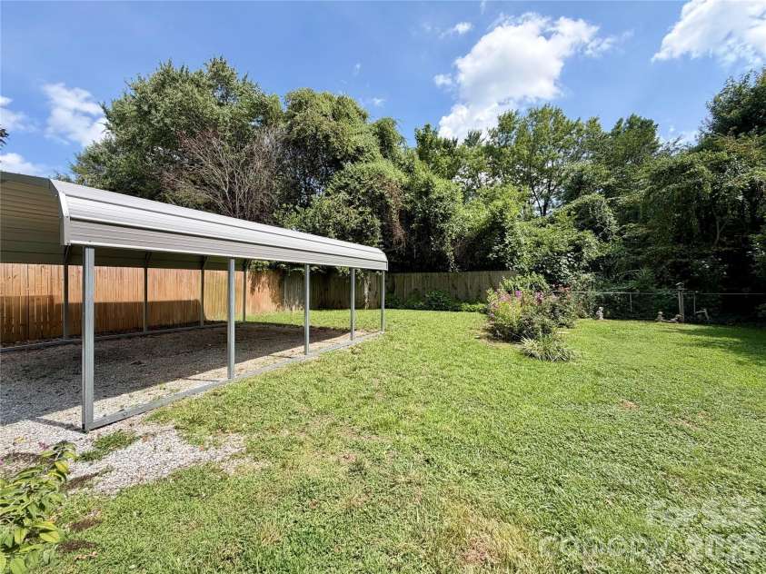 5 Dewberry Drive, Hendersonville, NC 28792.  MLS# CAR4405580, YatesRealty ID 39567. 