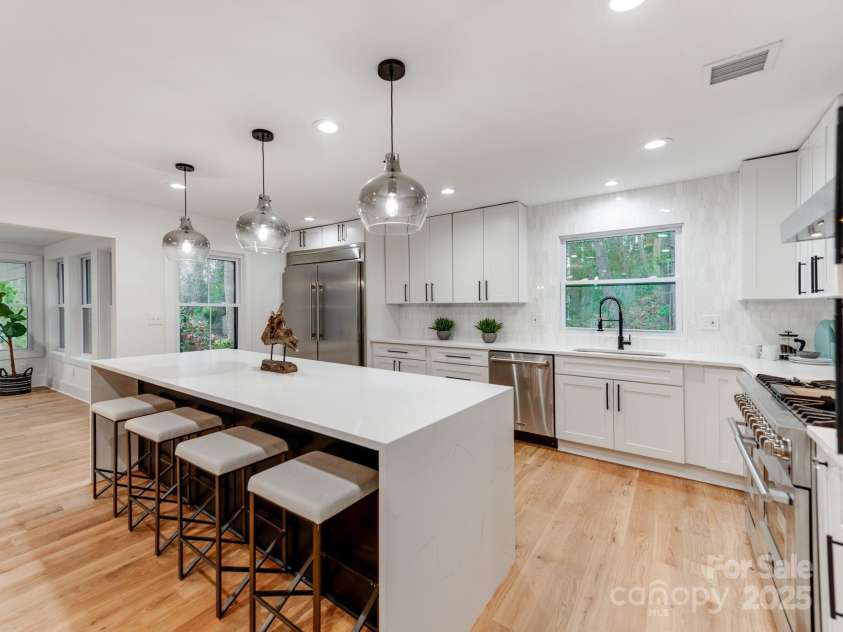 3608 Table Rock Road, Charlotte, NC 28226.  MLS# CAR4238799, YatesRealty ID 3957. Gorgeous Kitchen with Built in 60