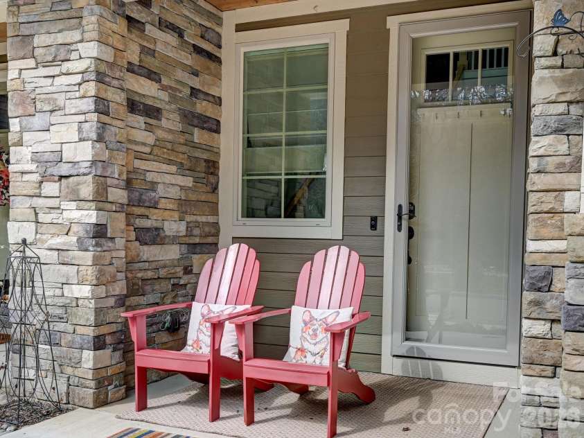 554 Sweet Birch Park Lane, Black Mountain, NC 28711.  MLS# CAR4353122, YatesRealty ID 3957. Inviting Front Entry