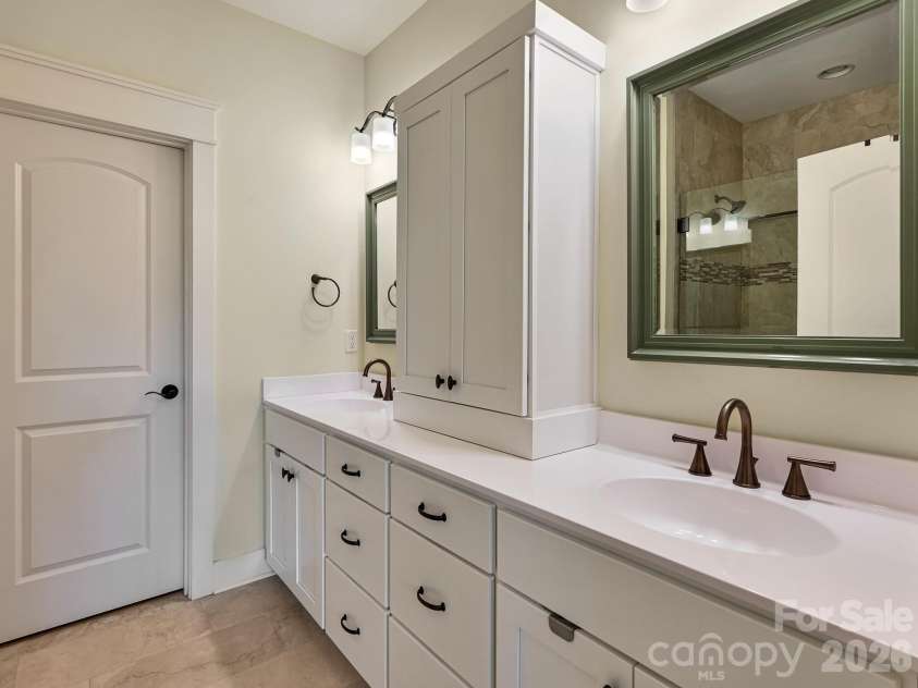 554 Sweet Birch Park Lane, Black Mountain, NC 28711.  MLS# CAR4353122, YatesRealty ID 3957. Tall Cabinet Will be Well Utilized!