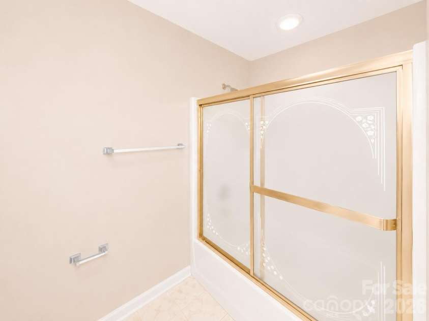 6417 Spanish Moss Lane, Charlotte, NC 28262.  MLS# CAR4407084, YatesRealty ID 39570. Primary Bath