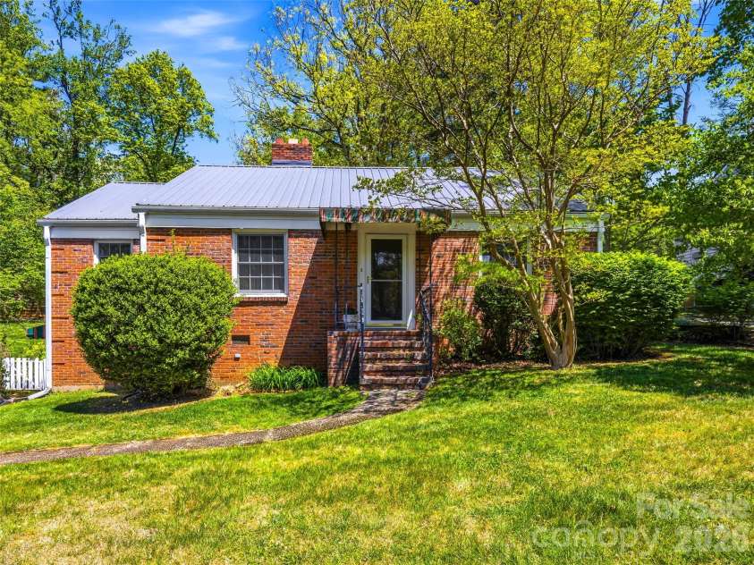 28 Canterbury Road, Asheville, NC 28805.  MLS# CAR4384902, YatesRealty ID 39572. 