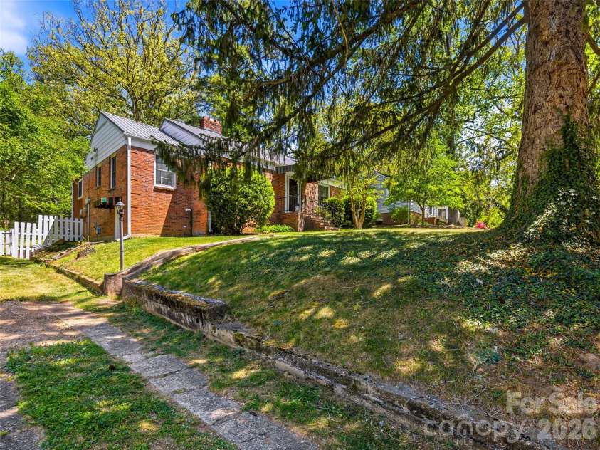 28 Canterbury Road, Asheville, NC 28805.  MLS# CAR4384902, YatesRealty ID 39572. 
