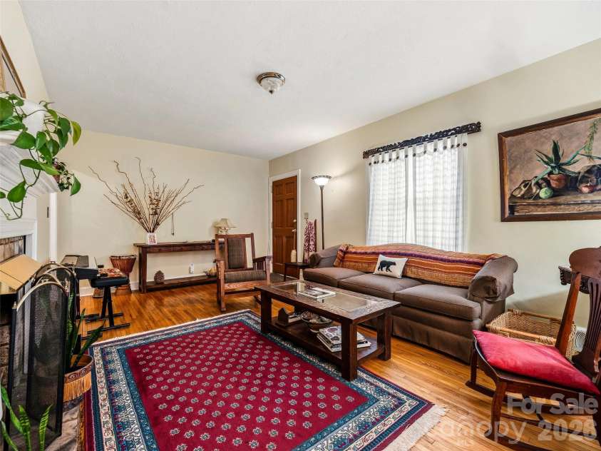 28 Canterbury Road, Asheville, NC 28805.  MLS# CAR4384902, YatesRealty ID 39572. 