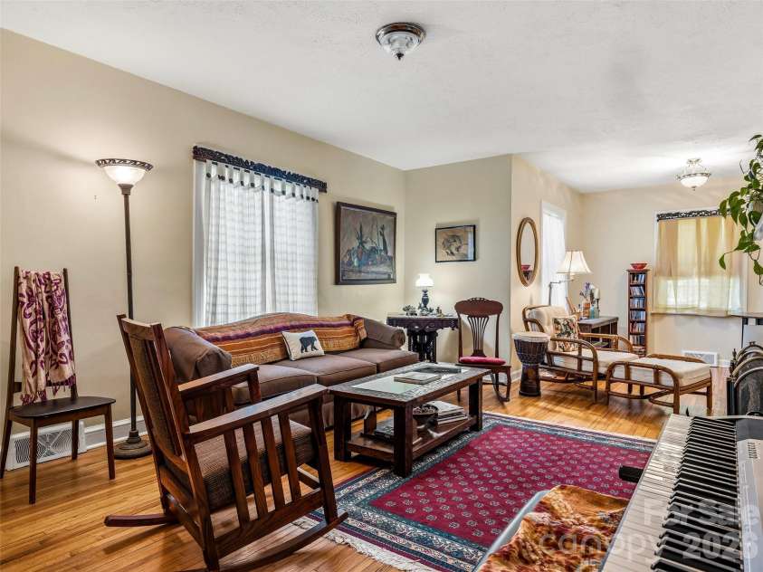 28 Canterbury Road, Asheville, NC 28805.  MLS# CAR4384902, YatesRealty ID 39572. 