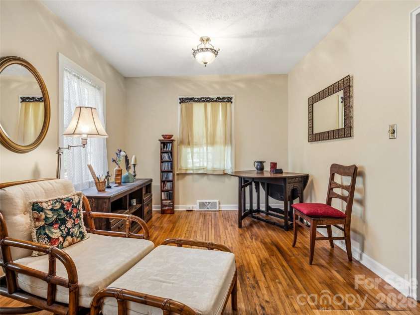 28 Canterbury Road, Asheville, NC 28805.  MLS# CAR4384902, YatesRealty ID 39572. 