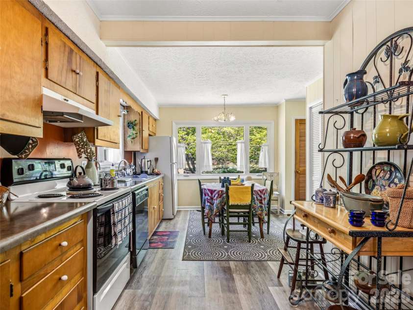 28 Canterbury Road, Asheville, NC 28805.  MLS# CAR4384902, YatesRealty ID 39572. 