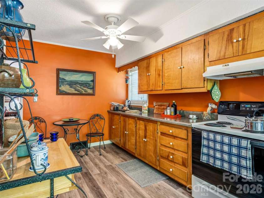 28 Canterbury Road, Asheville, NC 28805.  MLS# CAR4384902, YatesRealty ID 39572. 