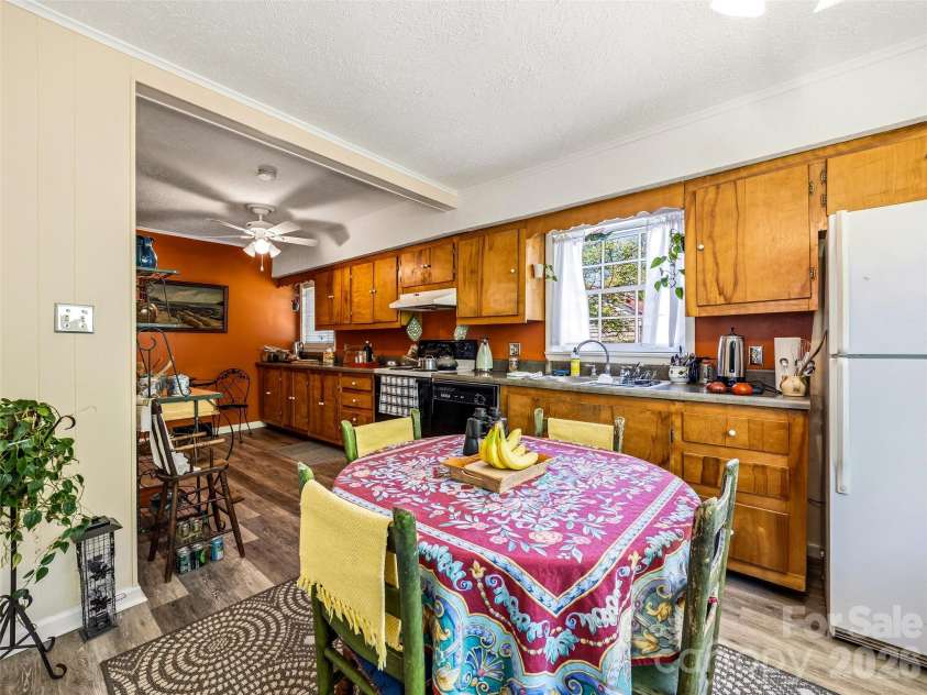28 Canterbury Road, Asheville, NC 28805.  MLS# CAR4384902, YatesRealty ID 39572. 