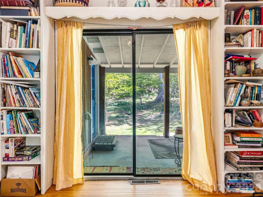 28 Canterbury Road, Asheville, NC 28805.  MLS# CAR4384902, YatesRealty ID 39572. 