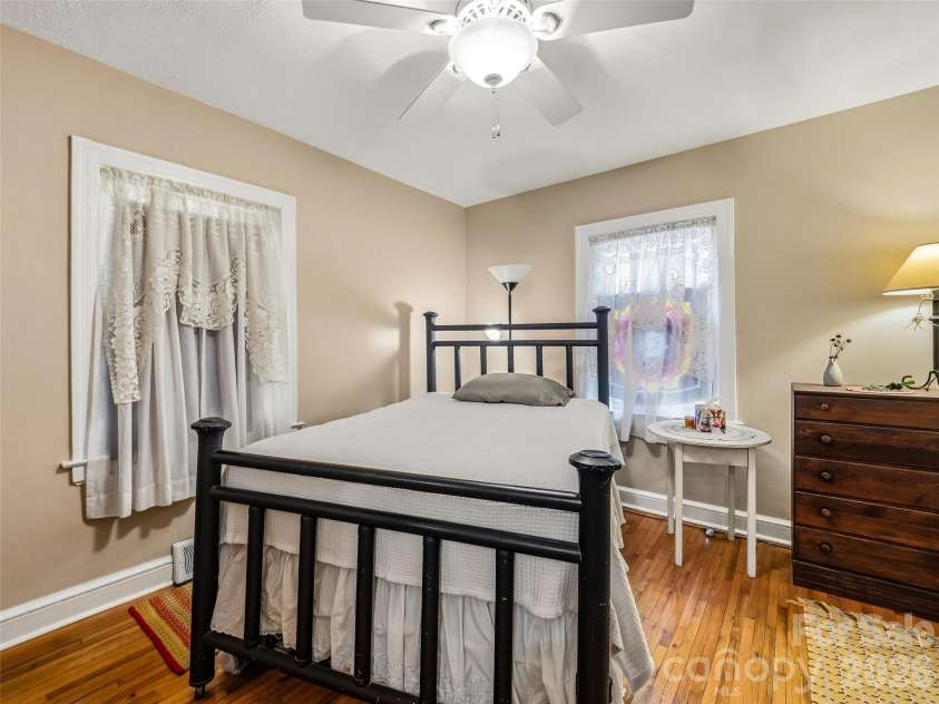 28 Canterbury Road, Asheville, NC 28805.  MLS# CAR4384902, YatesRealty ID 39572. 