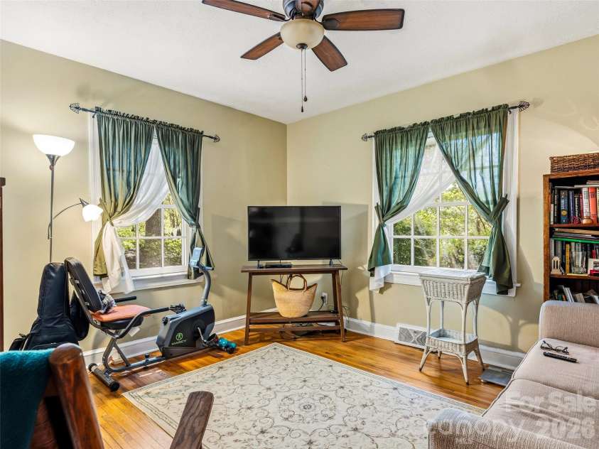 28 Canterbury Road, Asheville, NC 28805.  MLS# CAR4384902, YatesRealty ID 39572. 