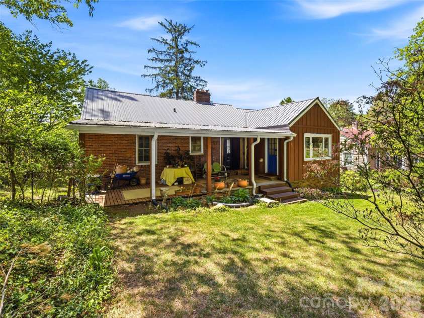 28 Canterbury Road, Asheville, NC 28805.  MLS# CAR4384902, YatesRealty ID 39572. 