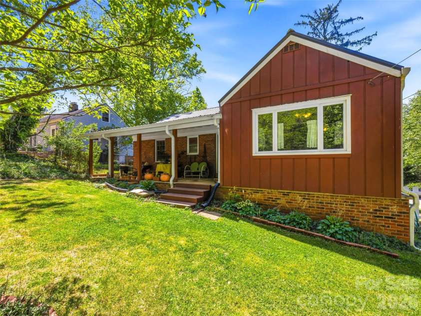 28 Canterbury Road, Asheville, NC 28805.  MLS# CAR4384902, YatesRealty ID 39572. 