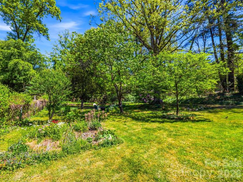 28 Canterbury Road, Asheville, NC 28805.  MLS# CAR4384902, YatesRealty ID 39572. 