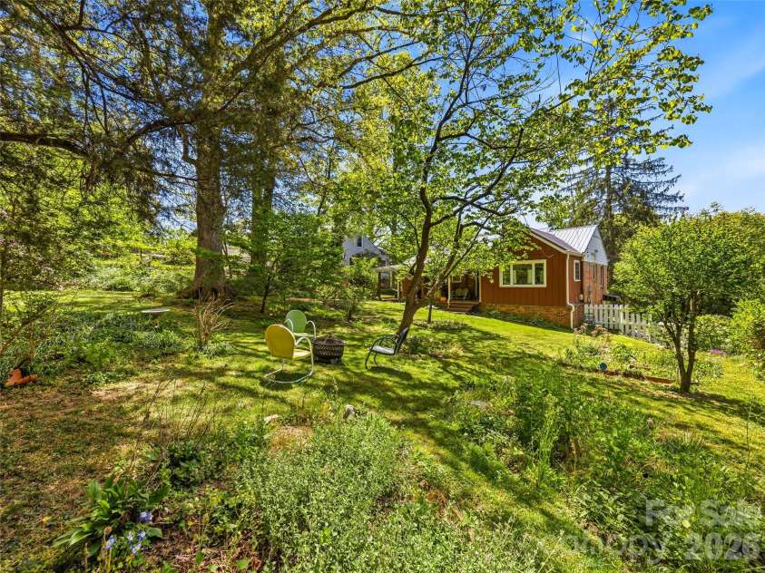 28 Canterbury Road, Asheville, NC 28805.  MLS# CAR4384902, YatesRealty ID 39572. 
