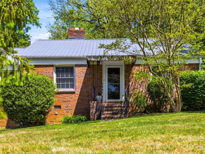 28 Canterbury Road, Asheville, NC 28805.  MLS# CAR4384902, YatesRealty ID 39572. 