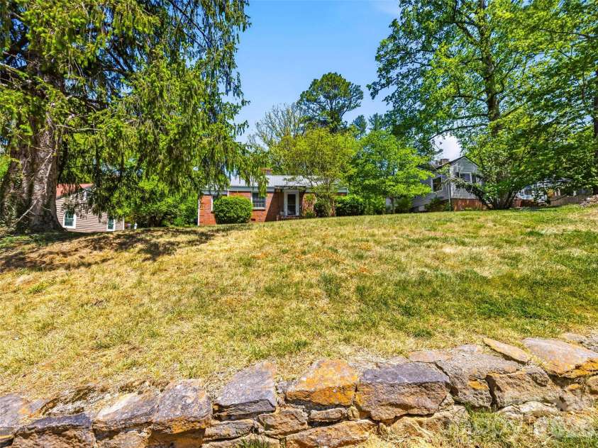 28 Canterbury Road, Asheville, NC 28805.  MLS# CAR4384902, YatesRealty ID 39572. 