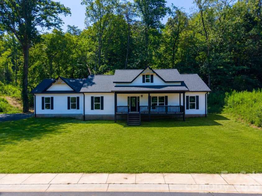 60 Charlotte Street, Franklin, NC 28734.  MLS# CAR4397643, YatesRealty ID 39577. 
