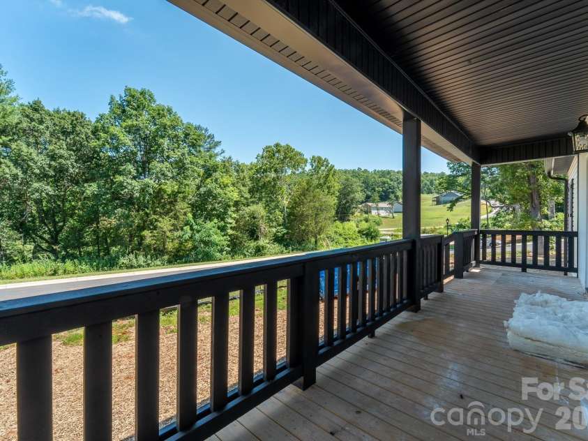 60 Charlotte Street, Franklin, NC 28734.  MLS# CAR4397643, YatesRealty ID 39577. 