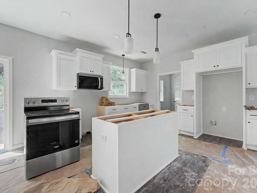 60 Charlotte Street, Franklin, NC 28734.  MLS# CAR4397643, YatesRealty ID 39577. 