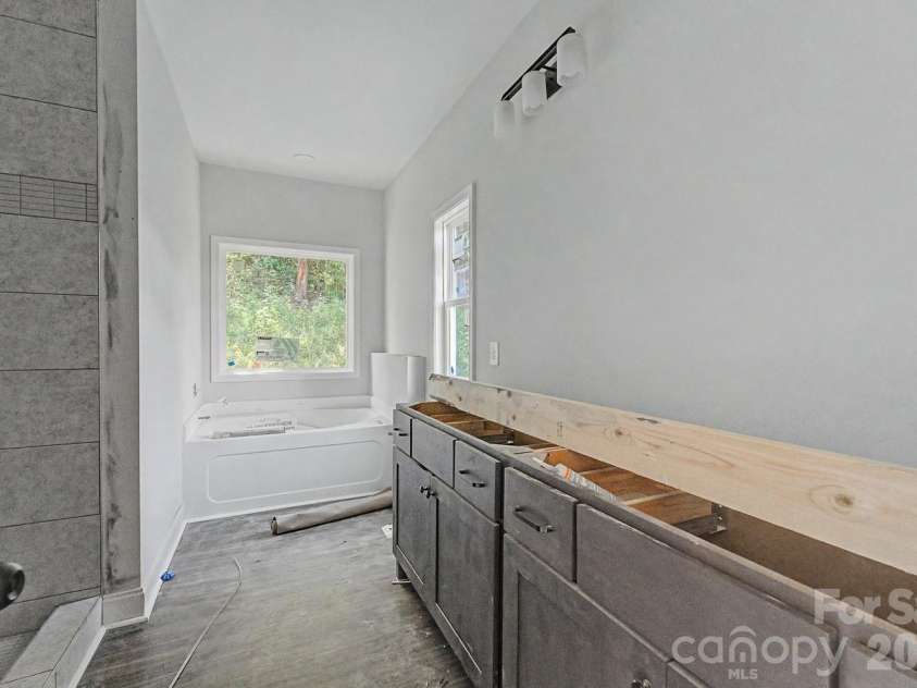60 Charlotte Street, Franklin, NC 28734.  MLS# CAR4397643, YatesRealty ID 39577. 