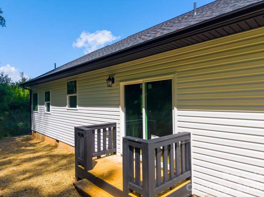 60 Charlotte Street, Franklin, NC 28734.  MLS# CAR4397643, YatesRealty ID 39577. 