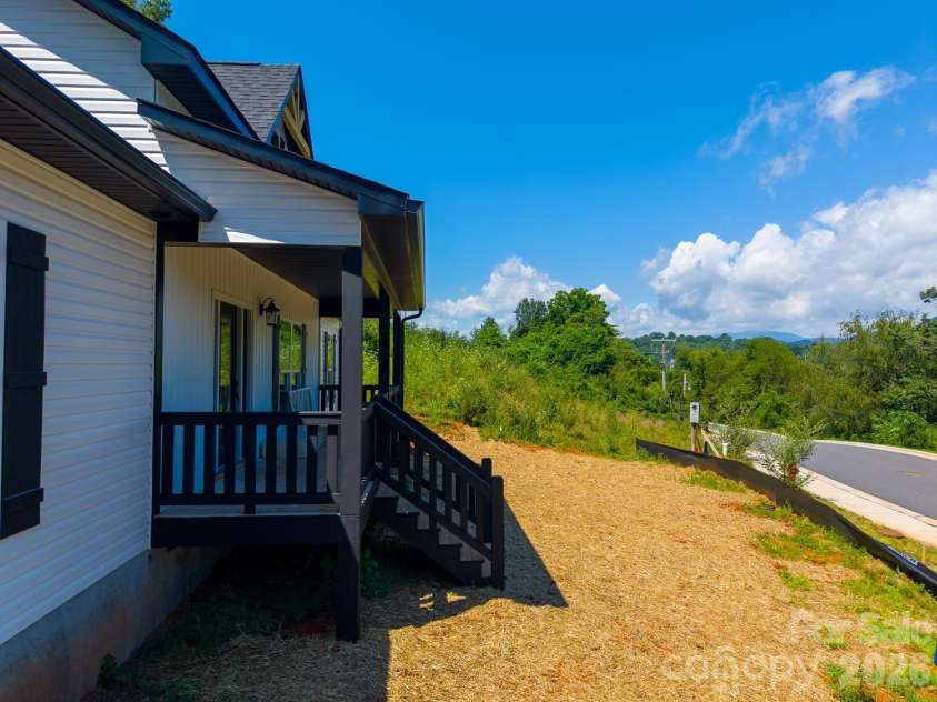 60 Charlotte Street, Franklin, NC 28734.  MLS# CAR4397643, YatesRealty ID 39577. 