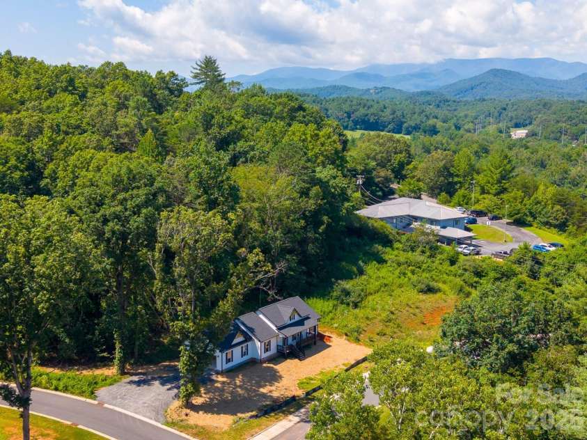 60 Charlotte Street, Franklin, NC 28734.  MLS# CAR4397643, YatesRealty ID 39577. 