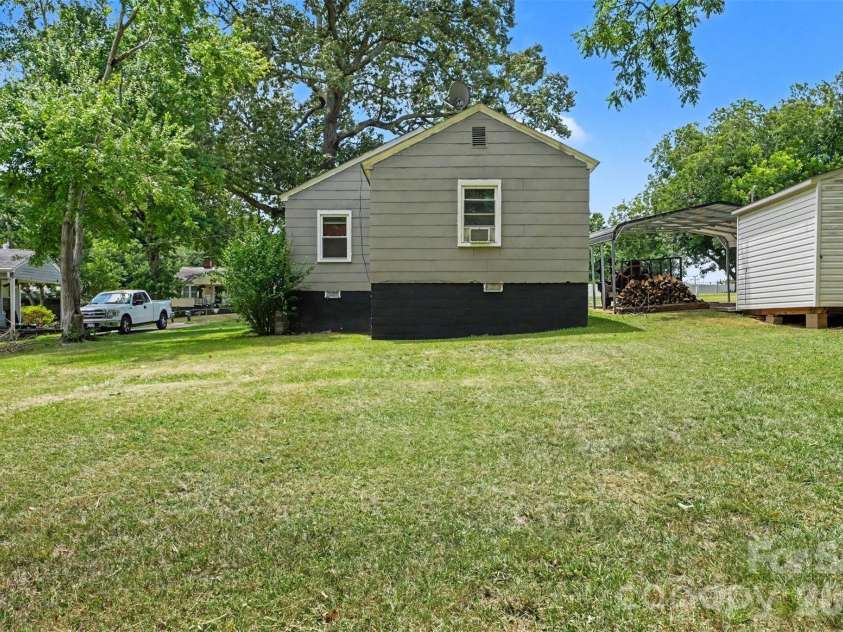 109 Pine Street, Lowell, NC 28098.  MLS# CAR4404707, YatesRealty ID 39578. 