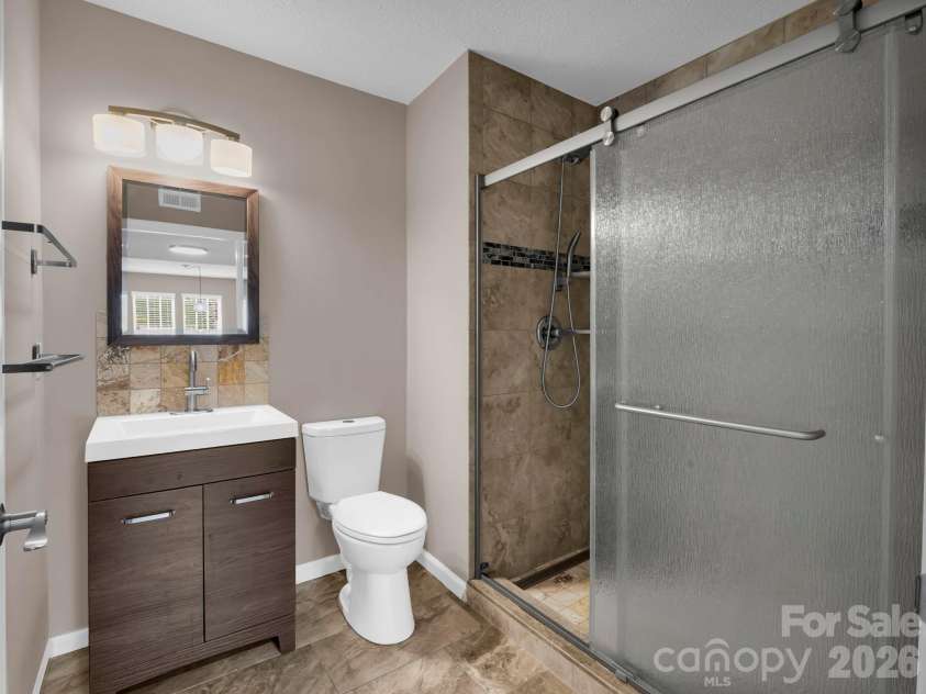 1505 Deermouse Way, Hendersonville, NC 28792.  MLS# CAR4330344, YatesRealty ID 3958. Hall Bath