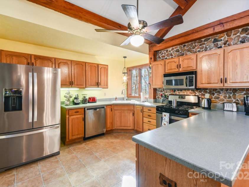 285 Oak Ridge Circle, Columbus, NC 28722.  MLS# CAR4207669, YatesRealty ID 3958. 