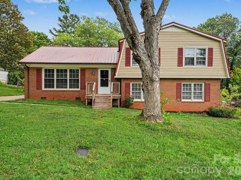 630 Colonial Drive, Statesville, NC 28625.  MLS# CAR4406178, YatesRealty ID 39583. 