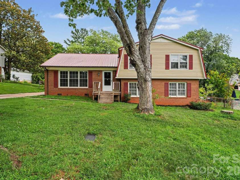 630 Colonial Drive, Statesville, NC 28625.  MLS# CAR4406178, YatesRealty ID 39583. 