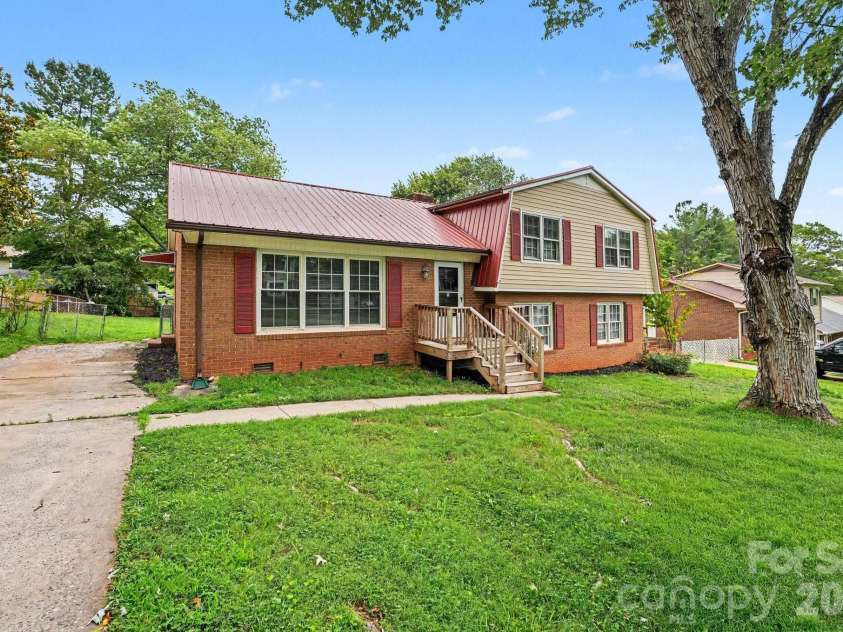 630 Colonial Drive, Statesville, NC 28625.  MLS# CAR4406178, YatesRealty ID 39583. 