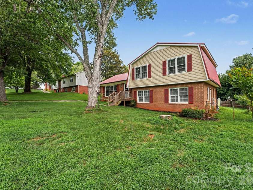 630 Colonial Drive, Statesville, NC 28625.  MLS# CAR4406178, YatesRealty ID 39583. 