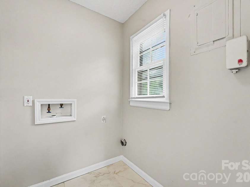 630 Colonial Drive, Statesville, NC 28625.  MLS# CAR4406178, YatesRealty ID 39583. 