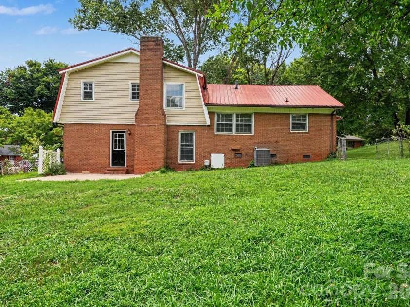 630 Colonial Drive, Statesville, NC 28625.  MLS# CAR4406178, YatesRealty ID 39583. 