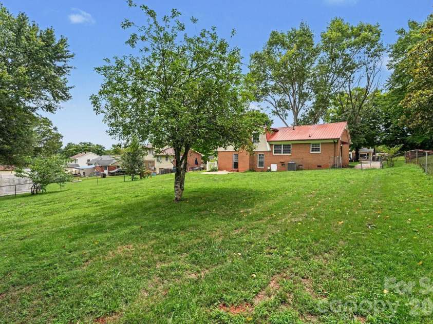 630 Colonial Drive, Statesville, NC 28625.  MLS# CAR4406178, YatesRealty ID 39583. 