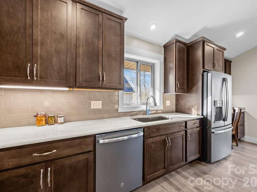 19 Dunsmore Avenue, Black Mountain, NC 28711.  MLS# CAR4337265, YatesRealty ID 3959. Under cabinet lighting is really nice, isn't it?