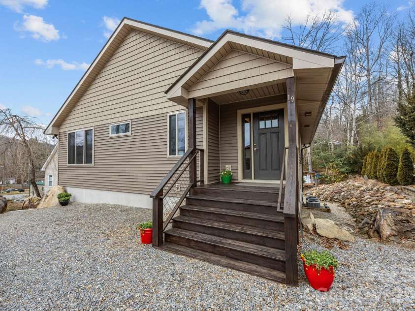19 Dunsmore Avenue, Black Mountain, NC 28711.  MLS# CAR4337265, YatesRealty ID 3959. Welcome to 19 Dunsmore Ave.