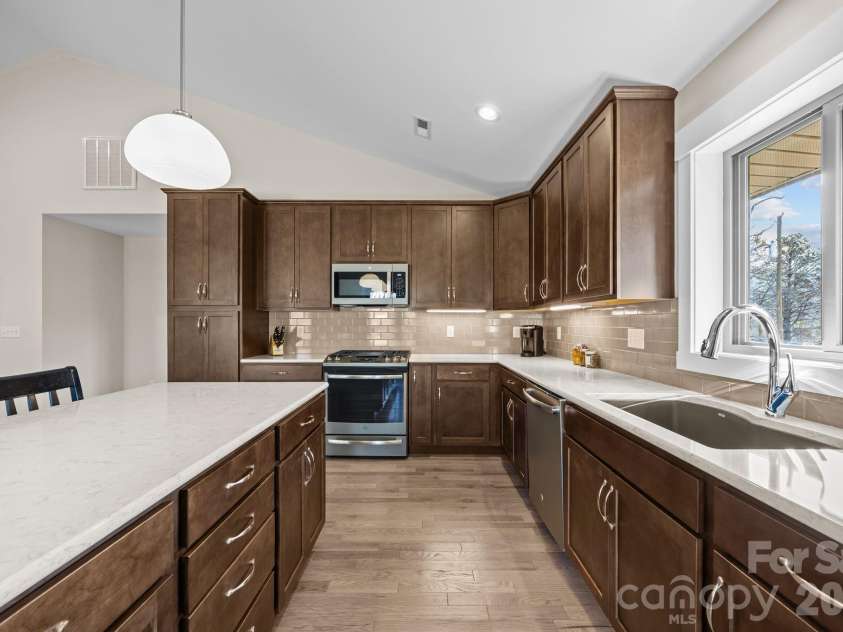 19 Dunsmore Avenue, Black Mountain, NC 28711.  MLS# CAR4337265, YatesRealty ID 3959. Wonderful, durable quartz countertops.