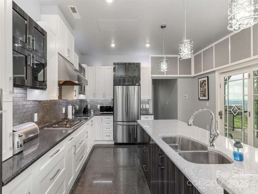 161 Birchwood Drive, Hendersonville, NC 28739.  MLS# CAR4309211, YatesRealty ID 396. Contrasting Cabinets