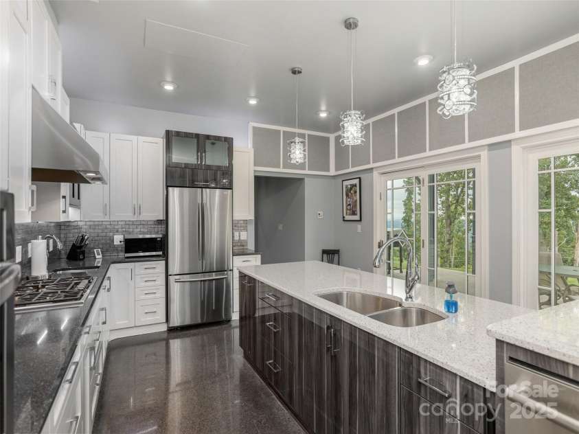 161 Birchwood Drive, Hendersonville, NC 28739.  MLS# CAR4309211, YatesRealty ID 396. Gourmet Kitchen