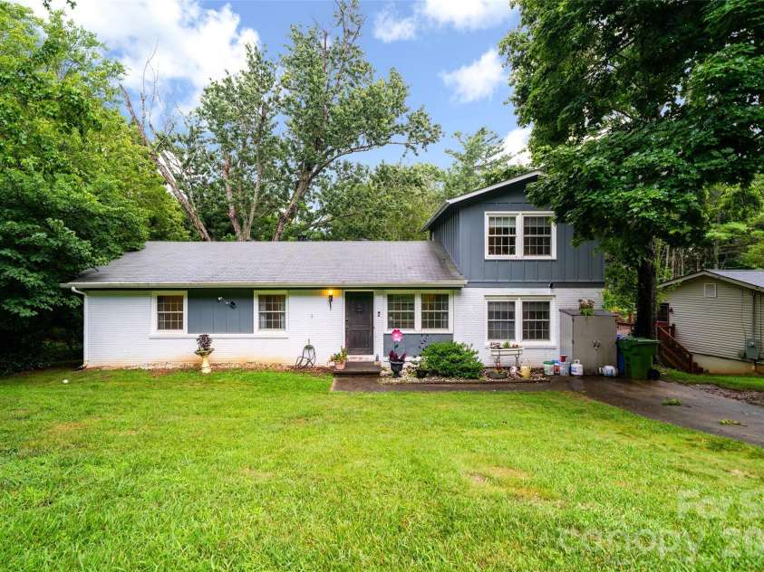 6 Hillview Circle, Asheville, NC 28805.  MLS# CAR4354850, YatesRealty ID 39606. 