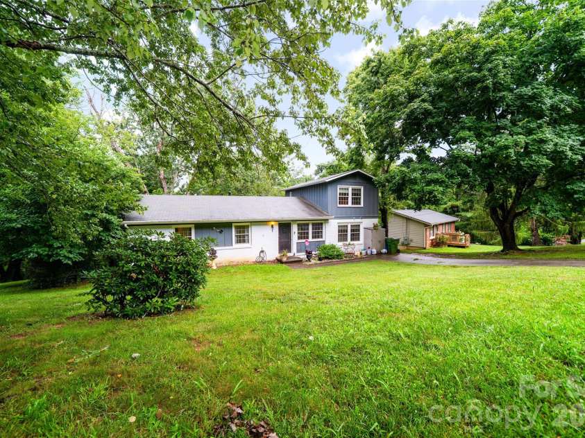 6 Hillview Circle, Asheville, NC 28805.  MLS# CAR4354850, YatesRealty ID 39606. 