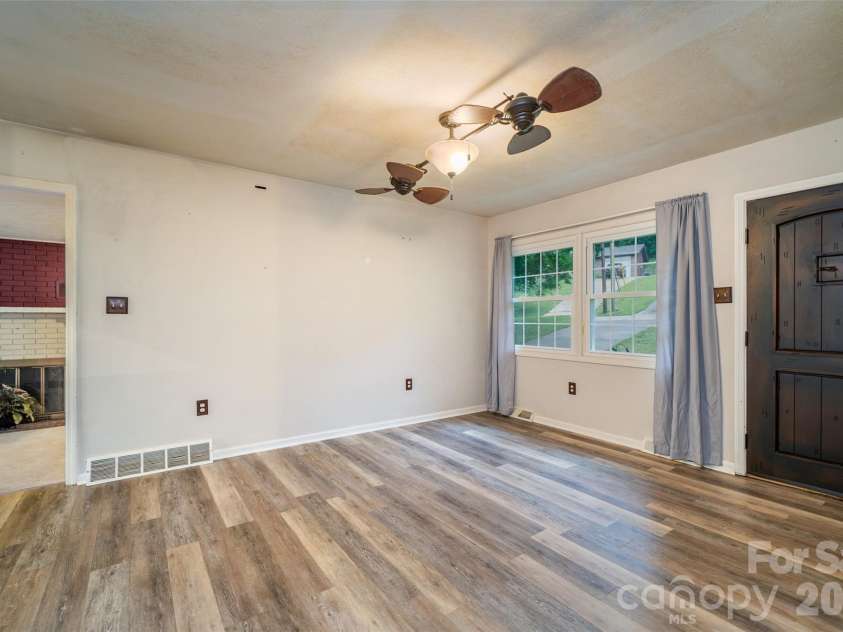 6 Hillview Circle, Asheville, NC 28805.  MLS# CAR4354850, YatesRealty ID 39606. 