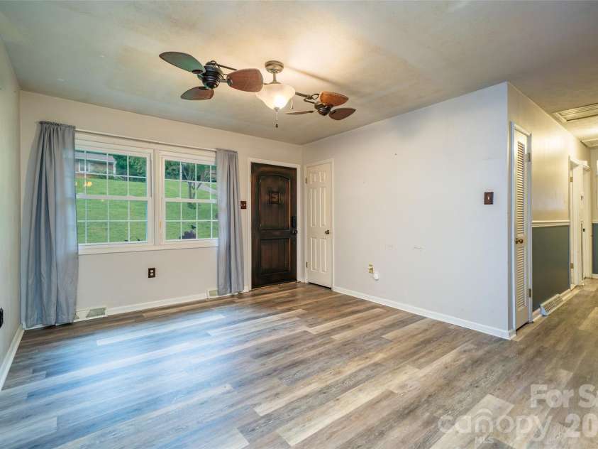 6 Hillview Circle, Asheville, NC 28805.  MLS# CAR4354850, YatesRealty ID 39606. 